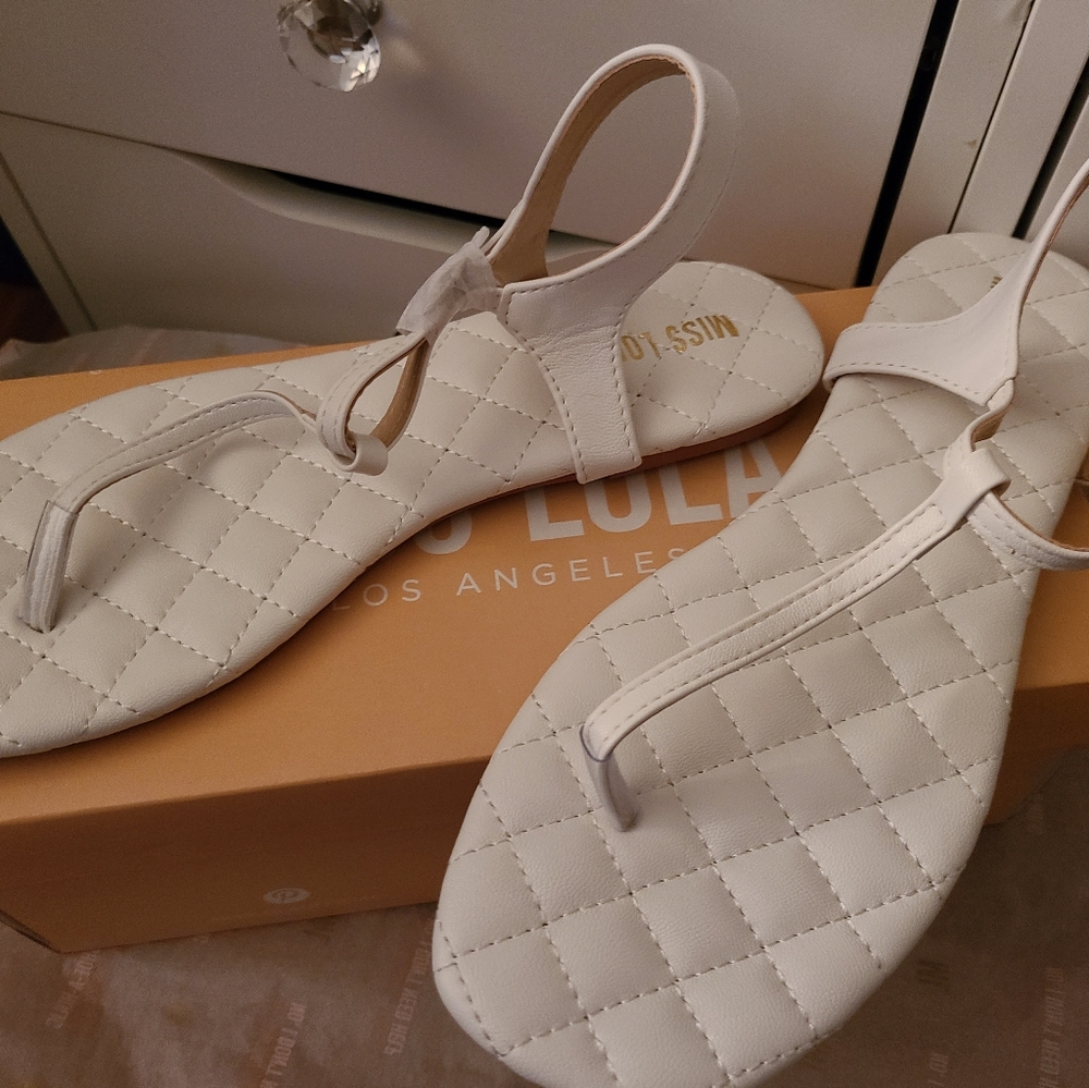 NIB. Thong summer sandals. Size 7. White
